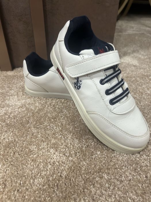 Бели спортни обувки