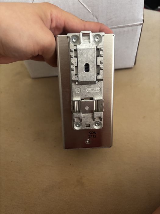 Sursă de alimentare în comutaţie cu încărcător integrat şi controler