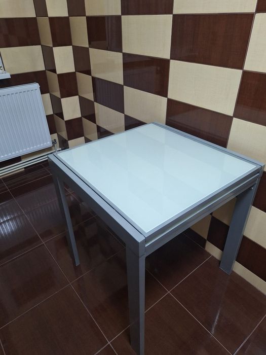 Masă de sticlă extensibilă, securizată și rezistentă termic