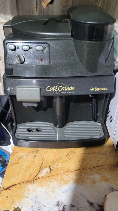 Aparat de cafea , cu cafea boabe.