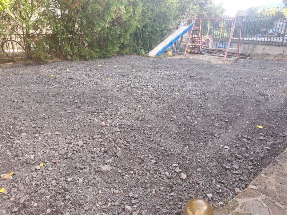 Давам място със постройка  под наем 300кв м