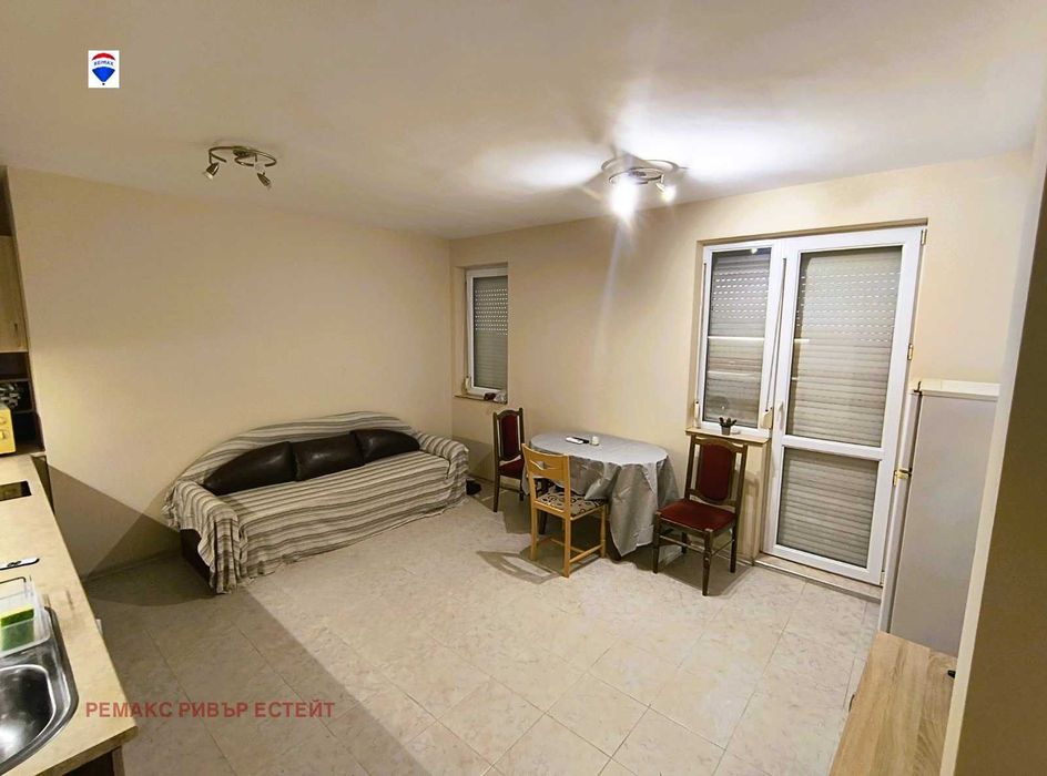 Дава се под наем Двустаен апартамент в Русе, Ялта - 60 кв.м за 280.5 € - Снимка #1