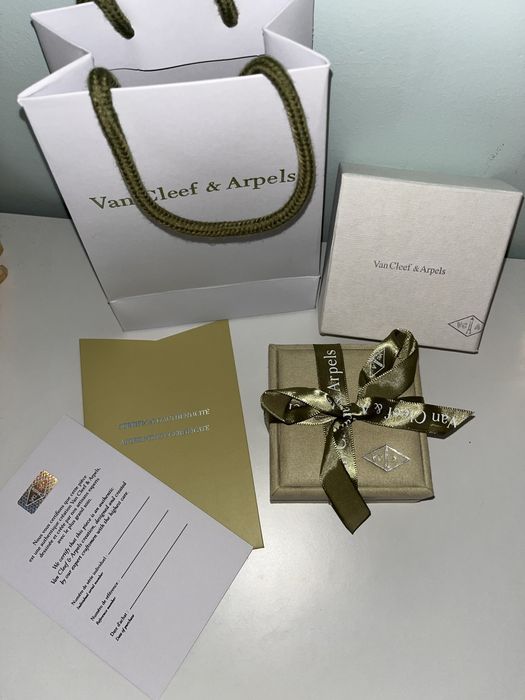 Женска гривна на Van cleef
