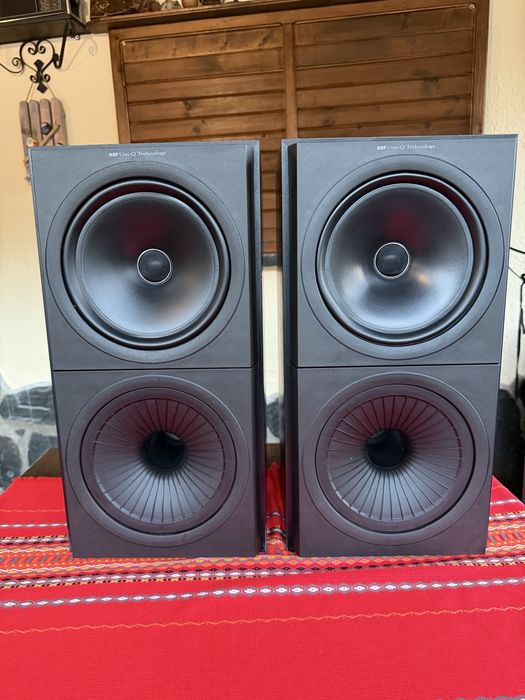 Продавам Kef Q60
