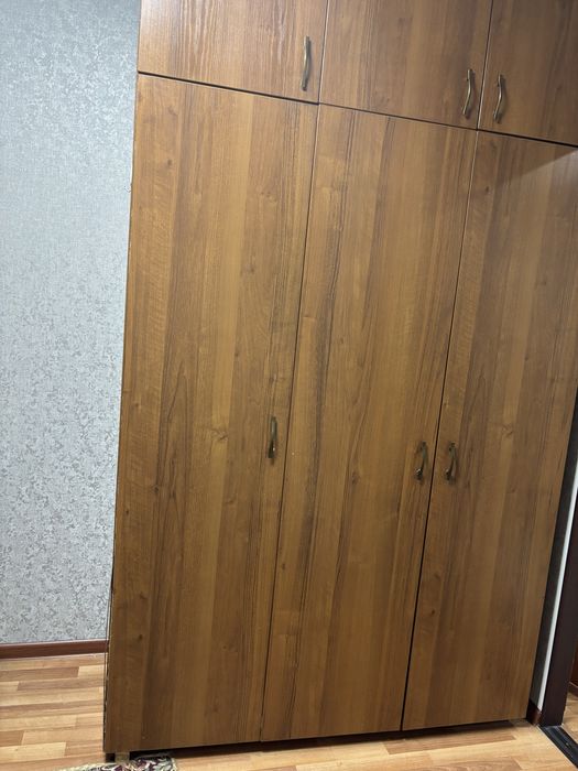 Шкаф и учебный стол