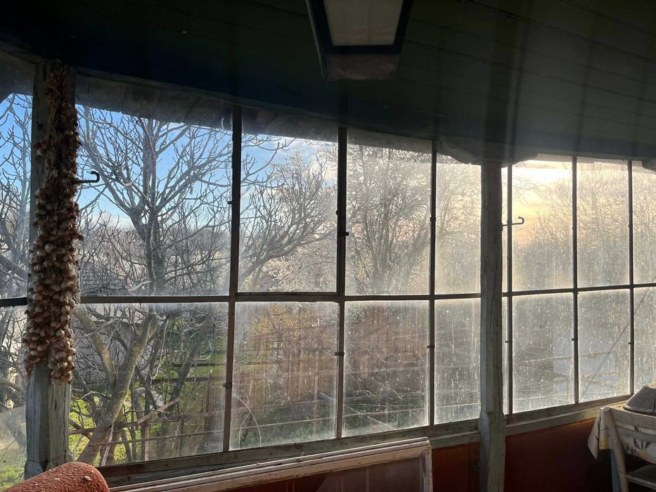 Къща с просторен двор в центъра на село Горица, община Попово