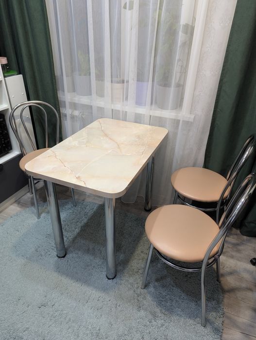 Кухонный стол со стульями