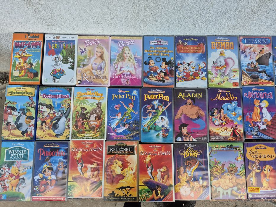 Vând 52 casete video VHS originale cu filme animație