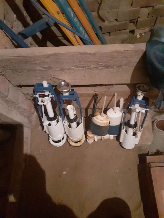 Запчасти  на  сливной  бачок