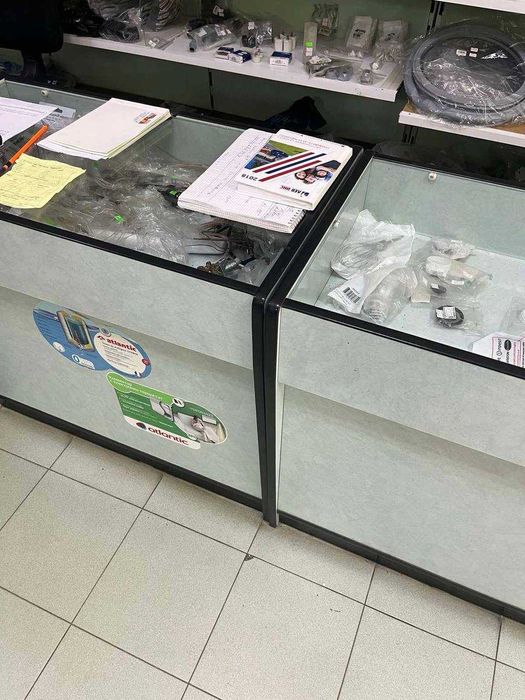 Продавот се 12 бр.щандове