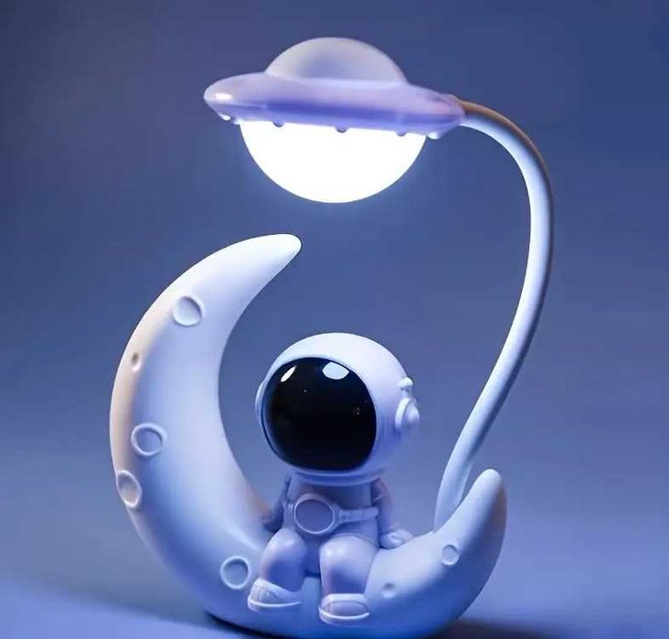 Astronaut on Moon LED Night Light – Lumină de Birou Reglabilă