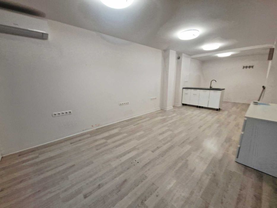 Дава се под наем Офис в Варна, Автогара - 100 кв.м за 897.6 € - Снимка #1