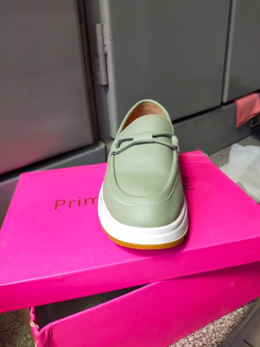 Продаю женскую обувь