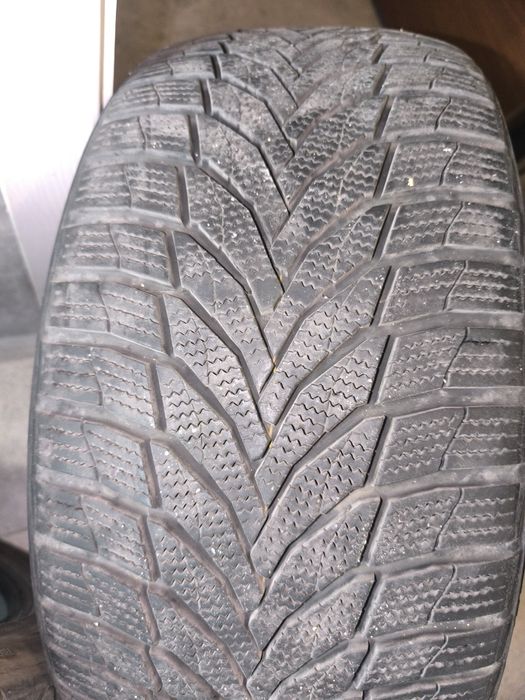 Продавам два броя зимни гуми.NEXEN -245/40/19