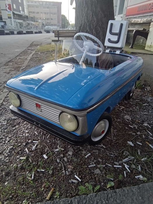 Продавам метална детска ретро кола с педали МОСКВИЧ количка