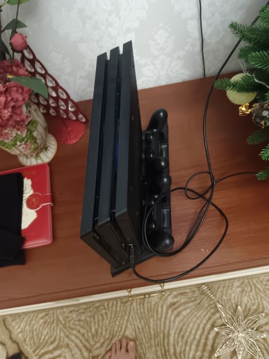 Продам PlayStation 4 + 20 дисков