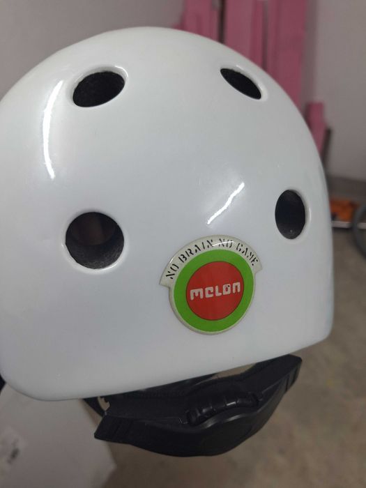 Продавам  оригинални каски Melon.