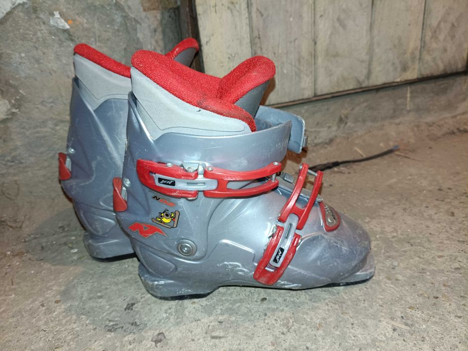 Продавам детски ски обувки ski
