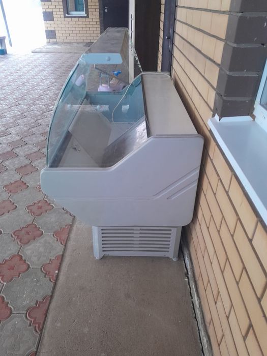 Витриный холодильник