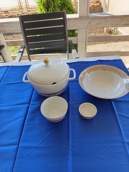 Красив Порцеланов Супник с купи