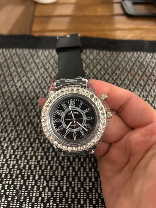 унисекс часовник променя цветовете