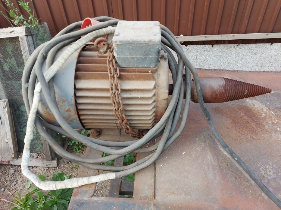 Дровакол для рубки дров, рабочий.