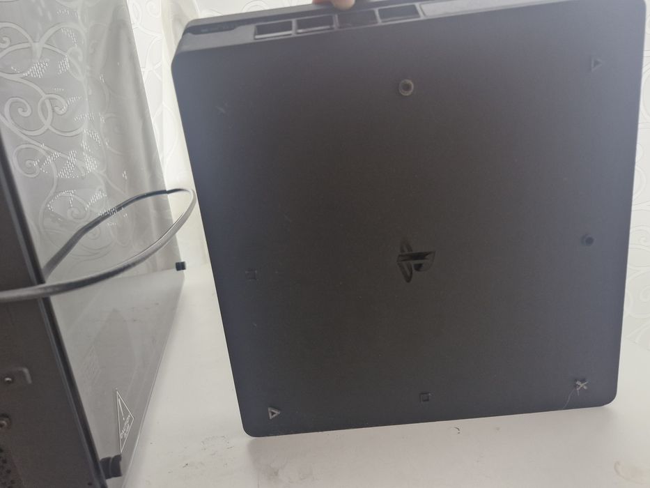 Ps4 slim приставка около 15 игр и больше