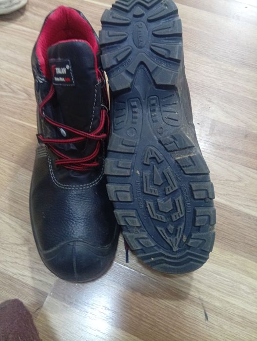Спец обувь 43 р новая  за 5000
