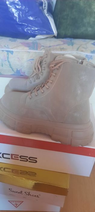 Зимни боти в бежово