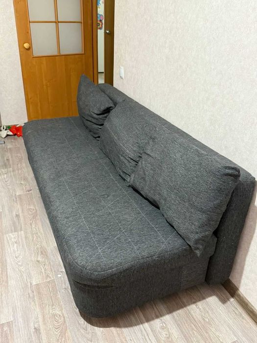 Кровать двухместная и диван