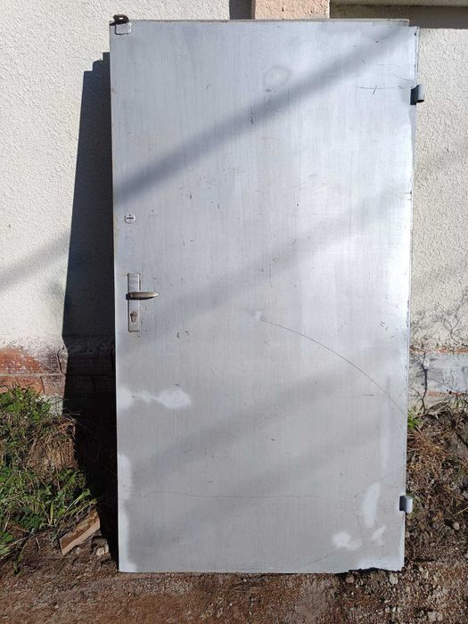 Продавам метални врати две крила за гараж