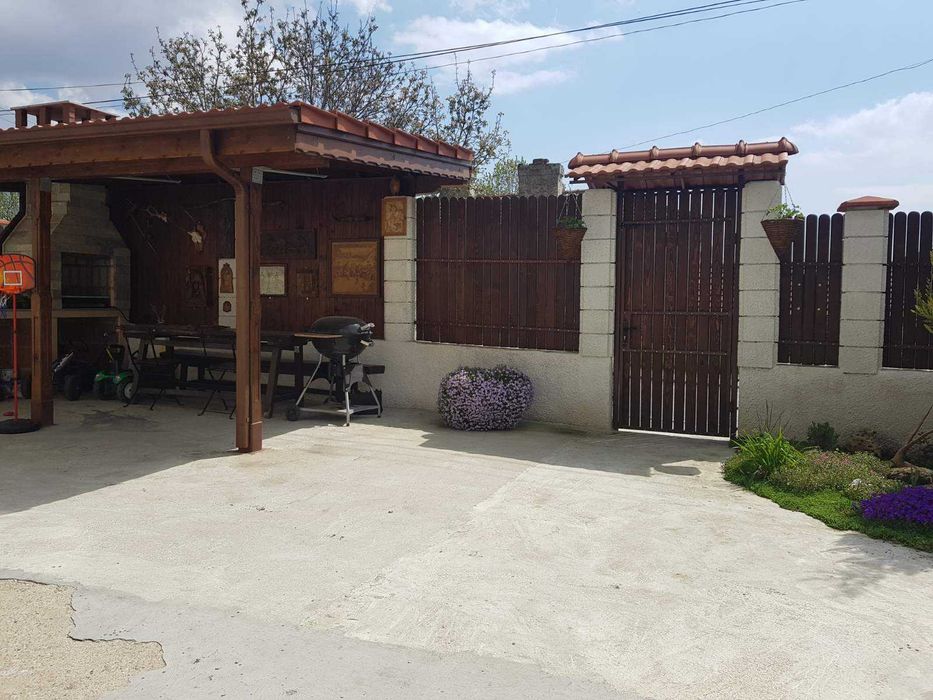 Продавам КЪЩА гр. Аксаково Варна Два Етажа 145кв.м. 615кв Двор ЦЕНТЪР!