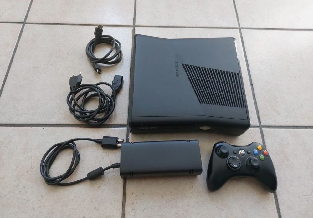 Vând Xbox 360 Modat