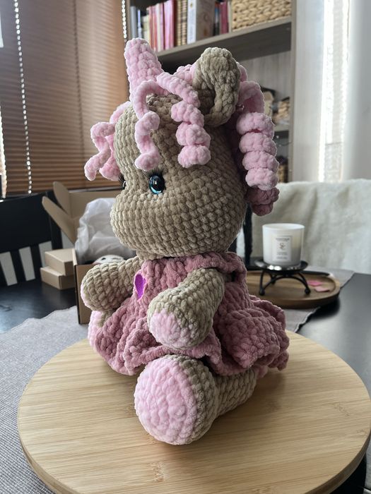 Плетена играчка еднорог