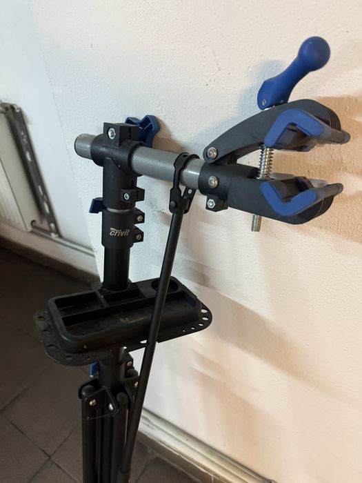 Stand de reparații biciclete CRIVIT – pliabil, reglabil, cu tavă pentru scule
