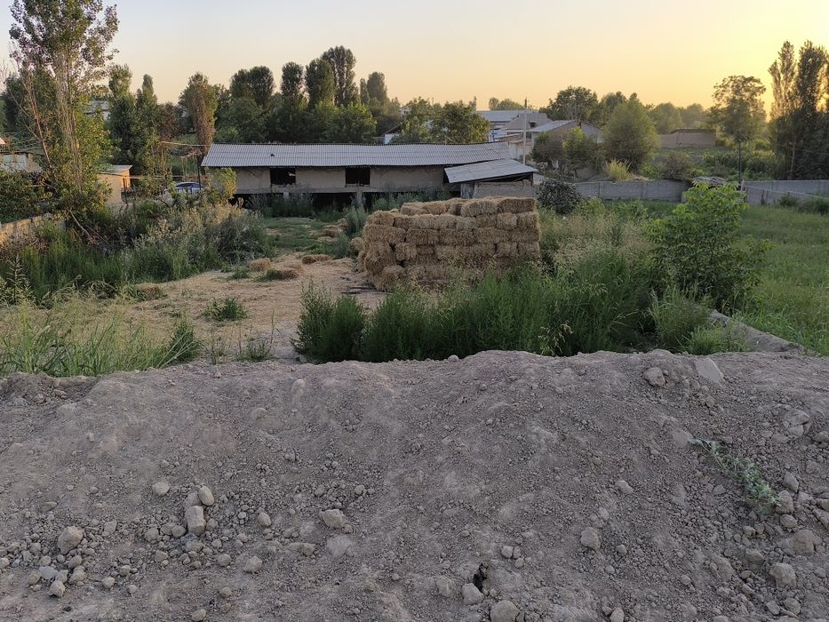 Вилла куриш учун мулжалланган 20 сотих бог девор уралган