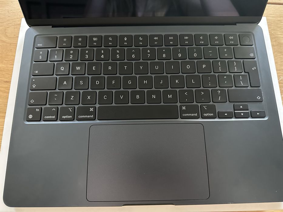 Apple MacBook Air M2 13.6” – 16GB RAM / 256GB SSD