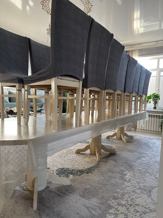 Большой стол со стульями