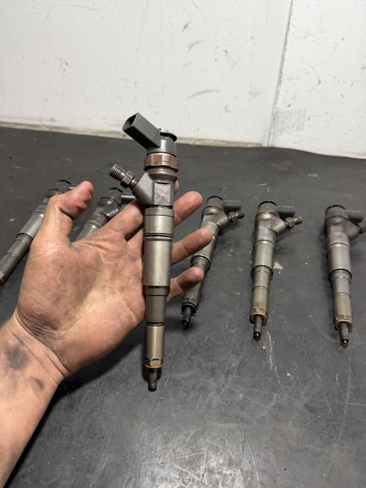 Injectoare BMW seria 5 E60 E61 535d 3.0 biturbo 272cp  7792096 | 0986435092