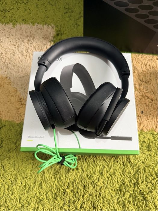 Xbox series x  de 3 T cu 2 controllere si casti in state impecabila