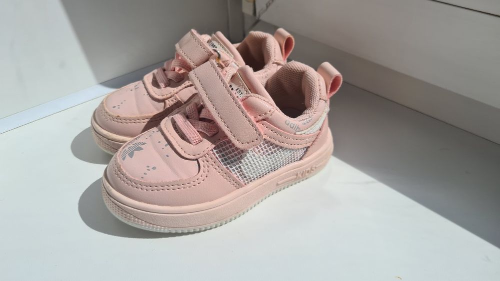 Продам обувь сандали кроссовки