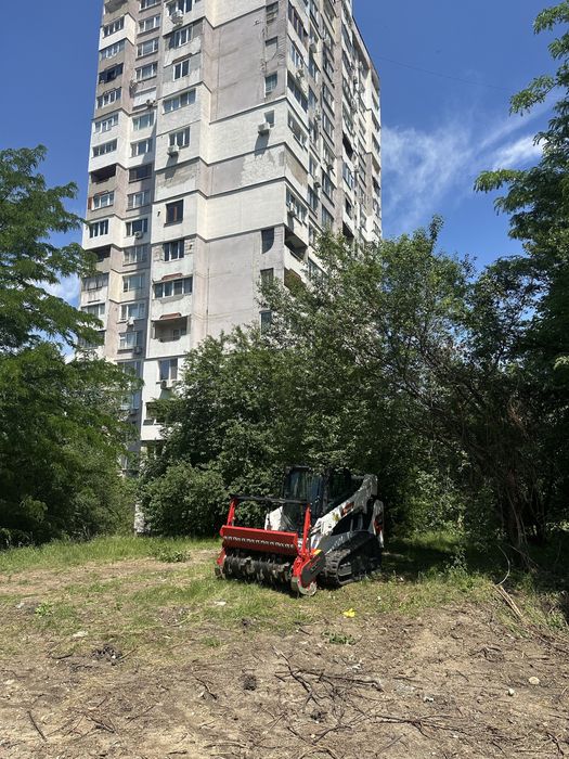 Почистване на терени дворни места мулчер