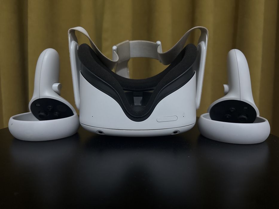 Meta Quest 2 със 2-та им Джойстика (VR)