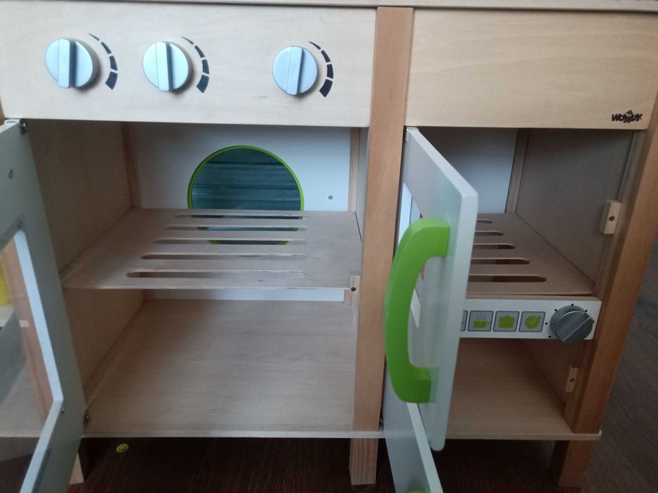 Дървена детска кухня с посуда 65 €