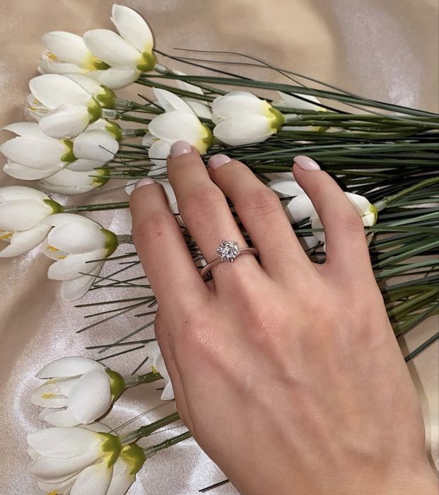 Сребърен пръстен с камък мойсанит