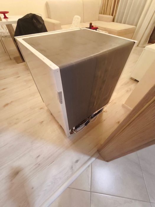 Хладилник за вграждане чисто нов