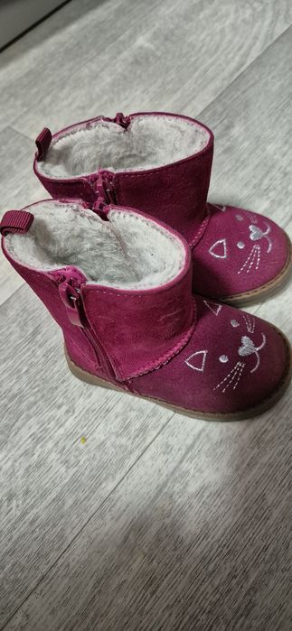 Детская обувь продается