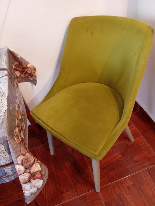 Vând 2 scaune 100 lei buc