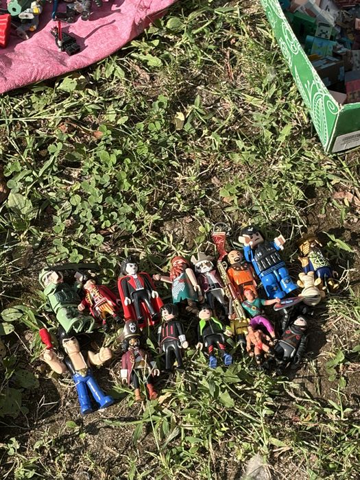 Vand figurine si jucarii