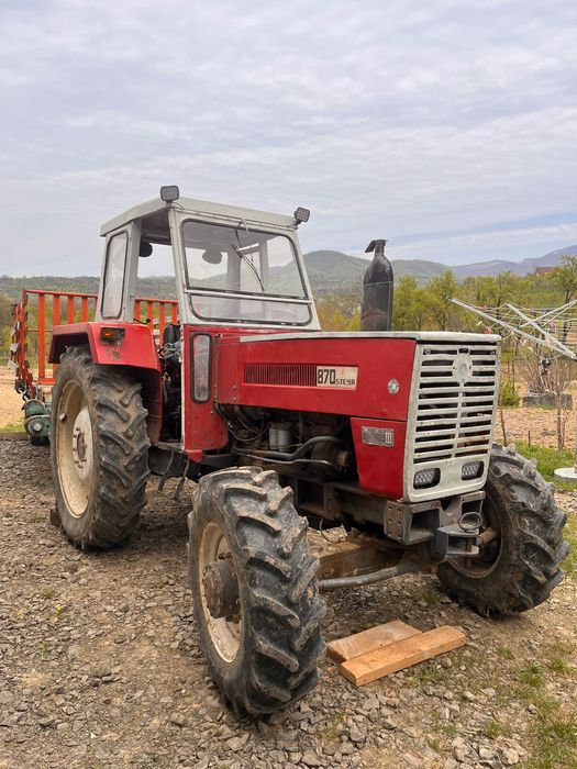 Vand tractor, semanatoare, plug, tocatoare si grapa rotativa